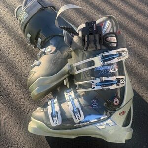 Nordica Olympia Beast 10 Women's Ski Boots snowboots skiboots 275mm Size 6/6.5